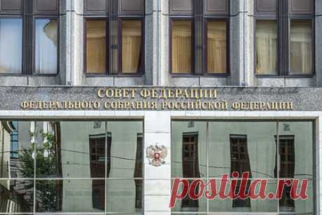 В Совфеде отреагировали на призыв Макрона отказаться от компромиссов с Россией. Высказывания президента Франции Эммануэля Макрона говорят о двуличии его политики. Так на призыв к Западу отказаться от компромиссов с Россией отреагировал глава комитета Совета Федерации по международным делам Григорий Карасин. По его словам, никто из политической элиты Франции не ловит Макрона на противоречиях.