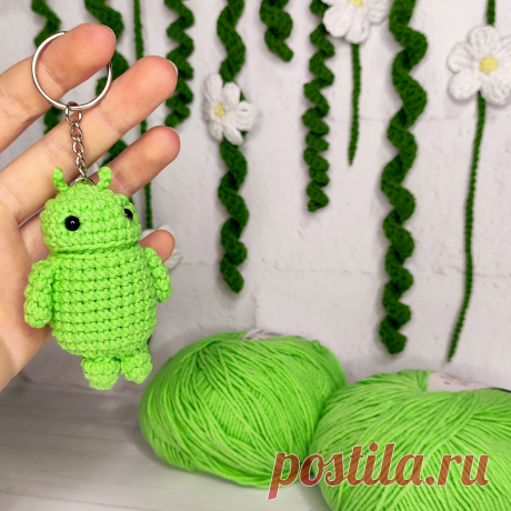 PDF Брелок Андроид крючком. FREE crochet pattern; Аmigurumi toy patterns. Амигуруми схемы и описания на русском. Вязаные игрушки и поделки своими руками #amimore - брелок в виде маленького робота из обычной пряжи, андроид крючком.
