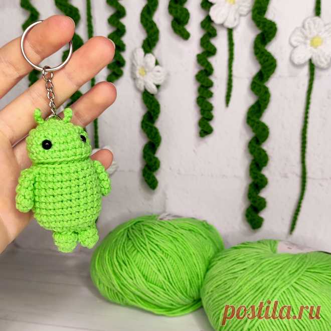 PDF Брелок Андроид крючком. FREE crochet pattern; Аmigurumi toy patterns. Амигуруми схемы и описания на русском. Вязаные игрушки и поделки своими руками #amimore - брелок в виде маленького робота из обычной пряжи, андроид крючком.