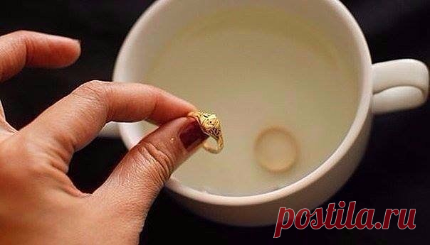 ДЛЯ ТОГО, ЧТОБЫ ЮВЕЛИРНЫЕ ИЗДЕЛИЯ СВЕРКАЛИ 

Вам понадобятся: 
- 1 столовая ложка соли 
- 1 столовая ложка соды 
- 1 столовая ложку средства для мытья посуды 
- 1 стакан воды 
- 1 кусок алюминиевой фольги 

Этапы очистки: 
1. Подогрейте воду в микроволновой печи в течение 1 или 2 минут. 
2. Отрежьте кусок алюминиевой фольги и положите на дно небольшой миски или стакана. 
3. Налейте горячую воду в миску. Добавьте соль, соду, и жидкость для мытья посуды. Положите ювелирные и...