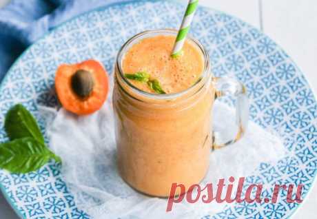 ​Смузи с абрикосом, арбузом и базиликом