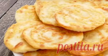 Простые сырные лепешки для ленивых: готовятся быстро, а съедаются - еще быстрее!