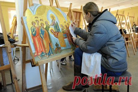Создающие иконостасы для храмов палехские мастера раскрыли детали своей работы. Палехские мастера, которые занимаются изготовлением иконостасов для храмов Астрахани и Пермского края, раскрыли детали своей работы. За сутки они сделали более 300 иконостасов. Одновременно мастера собирают иконостас для храма Святой Живоначальной Троицы в Псковской области и придела мученицы Татьяны.