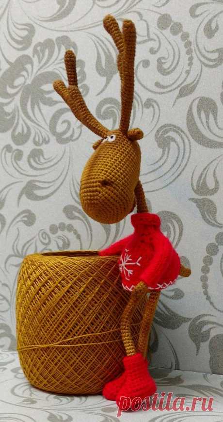 Вот такой рогатый чудик из упряжки Санты родился прошлой ночью, по МК Ольги Борисенко , полный рост с рогами 25 см, на проволочном каркасе, связан из неизвестной нитки(старые запасы), по скрутке похожа на ярнарт виолет, крючок 1.