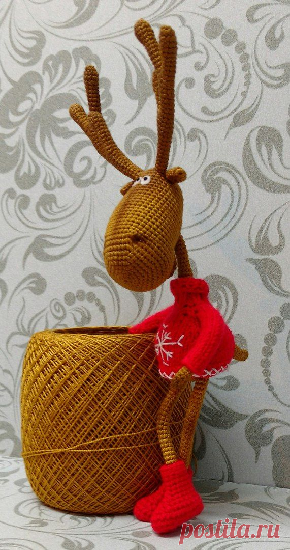 Вот такой рогатый чудик из упряжки Санты родился прошлой ночью, по МК Ольги Борисенко , полный рост с рогами 25 см, на проволочном каркасе, связан из неизвестной нитки(старые запасы), по скрутке похожа на ярнарт виолет, крючок 1.