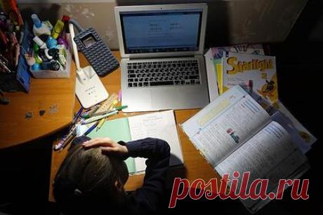 В Петербурге перевели на удаленку 2,75 процента классов. В связи со случаями заражения COVID-19 и ОРВИ в Санкт-Петербурге 2,75 процента классов перевели на дистанционное обучение. Об этом сообщила начальник отдела общего образования комитета по образованию Санкт-Петербурга Анна Грубская. По данным на 6 декабря, в городе перешли на удаленный формат 551 класс в 116 школах.