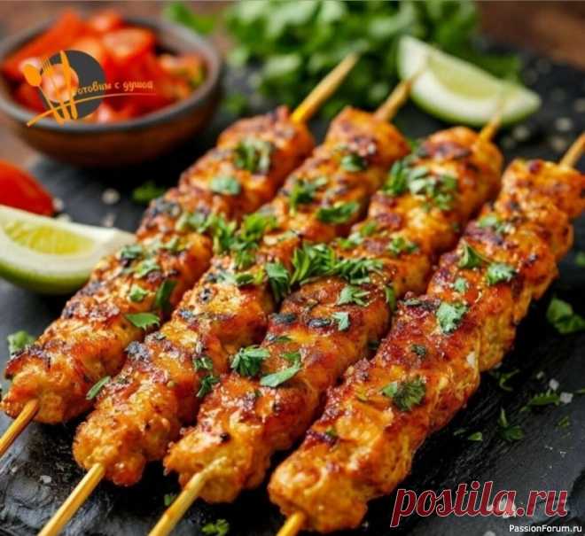 ​Люля-кебаб из курицы 🔪Состав:Фарш куриный — 800 г.Лук — 2-3 шт.Кинза — пучокСоль — 1 ч. л.Зира — ½ ч. л.Перец и кориандр — по вкусу📙Рецепт:1. Фарш соединяем со специями и зеленью, хорошо перемешиваем и отбиваем.2. Формируем люля (можно продеть шпажкой) и жарим на оливковом...