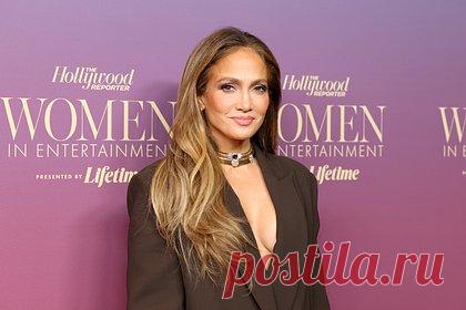 56-летняя Дженнифер Лопес вышла на публику в наряде с глубоким декольте