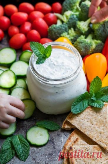 ​Соус «Дзадзики» Ингредиенты:Огурец свежий &mdash; 0,5 шт.Греческий йогурт &mdash; 2 стак.Свежевыжатый лимонный сок &mdash; 2 ст. л.Чеснок, измельчить &mdash; 1 зубчик&nbsp;Соль &mdash; 0,5 ч. л.Свежая петрушка, нарезать &mdash; 2 ст. л.Свежая мята, измельчить &mdash; 0,5 ст. л.Сушеный чеснок &mdash; 0,25...