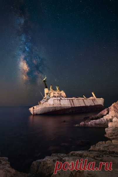 Судно EDRO III, севшее на мель в водах Пафоса (Кипр). Снимал Евгений Фабисюк: nat-geo.ru/community/user/192795 /video/
В районе Пафоса на мель село судно Еdro III.
Как оказалось, оно везло груз из Египта в Европу.
Сейчас корабль находится в воде, но не подает признаков жизни.
Есть угроза экологической катастрофы.
Экипаж судна состоит из 16 человек, это граждане Кипра и Египта.
Всем им удалось спастись, но они не могут сойти на берег, так как на судне нет спасательных средств.
Для эвакуации люд…