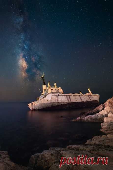Судно EDRO III, севшее на мель в водах Пафоса (Кипр). Снимал Евгений Фабисюк: nat-geo.ru/community/user/192795 /
Что за судно?
EDRO - это аббревиатура и означает оно "Emergency Dry Docking Rig".
Это "аварийный док", который в случае необходимости может быть использован для того, чтобы принимать на борт и выводить из воды суда с поврежденными корпусами или с поврежденным винто-рулевым комплексом.
На судне имеются шлюпки, спасательные плоты, которые могут быть использованы для спасения экипажа и…