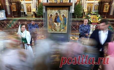 В РПЦ рассказали детали передачи «Троицы» Лавре на 49 лет. Договор о передаче иконы Андрея Рублева «Троица» Троице-Сергиевой Лавре заключен на 49 лет с возможностью продления, рассказала РБК глава правового управления Московской патриархии Оксана Чернега (игумения Ксения).