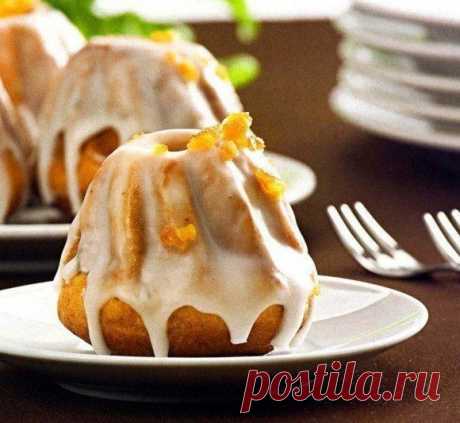 Рецепты куличей - 10 рецептов 

При выпечке куличей необходимо помнить следующее: 

Тесто для кулича не должно быть жидким (куличи расплывутся и будут плоскими) и не должно быть густым (куличи будут слишком тяжелыми и быстро зачерствеют). 
Тесто должно быть такой плотности, чтобы его можно было разрезать ножом, и оно к ножу не прилипало, а при делении куличей не надо было бы подсыпать муки. 
Куличное тесто месят как можно дольше, чтобы оно совершенно отставало от рук или о...