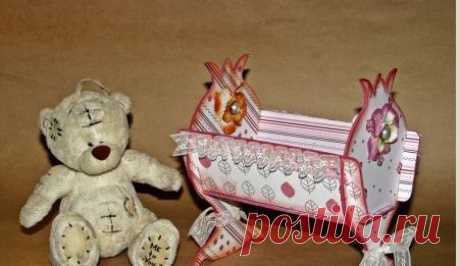 Игрушечная кроватка ее можно выпилить лобзиком.