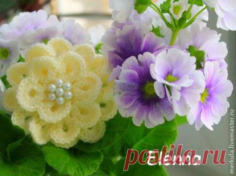 Вяжем цветок-брошку