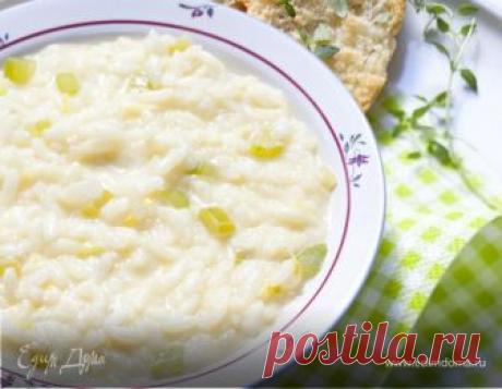 Лимонное ризотто . Ингредиенты: рис арборио, пармезан, лимоны Ризотто начали готовить в Венеции — именно венецианские купцы привезли в Италию рис из Китая. Побывав в этом замечательном городе, я поняла, что ризотто делают совсем не так, как пишут в книжках, и не так, как мне до этого рассказывали! Бульон можно взять и куриный.