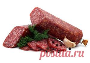 Колбасы сыровяленые Сыровяленая колбаса производится с помощью длительной сушки. Для производства сыровяленых колбас не применяется копчение.Сырьем для производства служит мясо высшего сорта. Выпускается двух сортов: высшего и первого. Натуральная сыровяленая колбаса - самая полезная из всех видов колбас. Всегда изучайте состав и доверяйте только лучшим производителям. Калорийность сыровяленой колбасы 403 кКал.