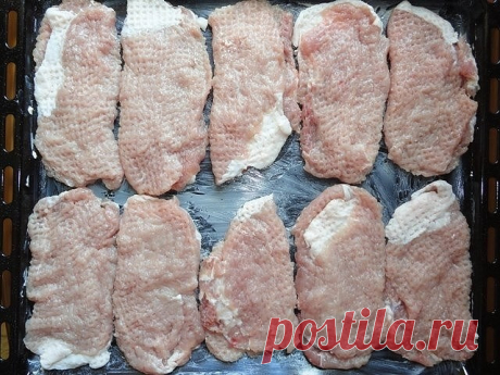 Мясо по-французски в духовке

Ингредиенты:

мясо – 500 гр. (я беру свиную вырезку – аккуратненький кусочек)
лук – 3 шт.
майонез – 200 гр.
сыр твердый – 200-300 гр.
помидоры – по желанию
соль
перец
зелень – не обязательно

Как приготовить мясо по-французски в духовке:

Мясо нужно нарезать ломтиками по 1 см толщиной и обязательно поперек волокон. Вот такие кусочки должны получиться:

Нарезаем мясо поперек волокон.
Потом каждый кусочек отбить с двух сторон. Старайтесь не прор...