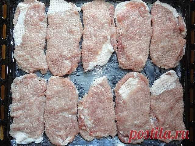 Мясо по-французски в духовке

Ингредиенты:

мясо – 500 гр. (я беру свиную вырезку – аккуратненький кусочек)
лук – 3 шт.
майонез – 200 гр.
сыр твердый – 200-300 гр.
помидоры – по желанию
соль
перец
зелень – не обязательно

Как приготовить мясо по-французски в духовке:

Мясо нужно нарезать ломтиками по 1 см толщиной и обязательно поперек волокон. Вот такие кусочки должны получиться:

Нарезаем мясо поперек волокон.
Потом каждый кусочек отбить с двух сторон. Старайтесь не прор...