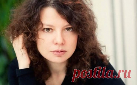 Марта Кетро о том, почему ждать мужчину вредно Наши прапрабабушки десятилетиями ждали возвращения своих милых, которых призвали на службу. Наши бабушки ждали своих мужчин с войны. Наши мамы тратили годы своей юности на то, чтобы дождаться парня из армии. И мы тоже зачем-то ждем. Ждем мужчин, которые в принципе никуда не уходят. Мы ждем совершенно бездумно, просто потому, что умеем это. И очень зря. Потому что мужчину не надо ждать. Марта Кетро знает почему. Стоит ли ждать ...