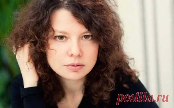Марта Кетро о том, почему ждать мужчину вредно Наши прапрабабушки десятилетиями ждали возвращения своих милых, которых призвали на службу. Наши бабушки ждали своих мужчин с войны. Наши мамы тратили годы своей юности на то, чтобы дождаться парня из армии. И мы тоже зачем-то ждем. Ждем мужчин, которые в принципе никуда не уходят. Мы ждем совершенно бездумно, просто потому, что умеем это. И очень зря. Потому что мужчину не надо ждать. Марта Кетро знает почему. Стоит ли ждать ...