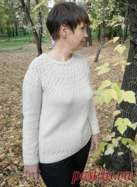 Джемпер. Любители круглых кокеток, ловите описание. Автор olga_ga8

Источник: https://www.instagram.com/p/CDOtL4kA3PE/

Пряжа 220-250м/100 гр, спицы 4,5, плотность 18п х 24р в образце 10х10 см.
Описание кокетки по размерам 46-48 и 50-52 в карусели, там же видео прибавок и схемы ростка. Высота кокетки впереди от начала вязания 21 см.
В схеме роста номерами отмечены развороты, всего их 10, посадка джемпера на втором фото. Начало укороченных рядов на спинке на правом плече.
Е...