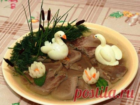 Язык в желе «Лебединое озеро»
Подобным образом можно украсить мясное или рыбное заливноеЭтот способ украшения подходит для любого заливного, будь то рыба, холодец...
В данном случае готовим заливной язык.
Язык помыть, за…