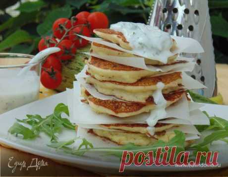 Кабачковые оладьи с козьим сыром и йогуртовым соусом. Ингредиенты: сыр козий мягкий, яйца куриные, мука