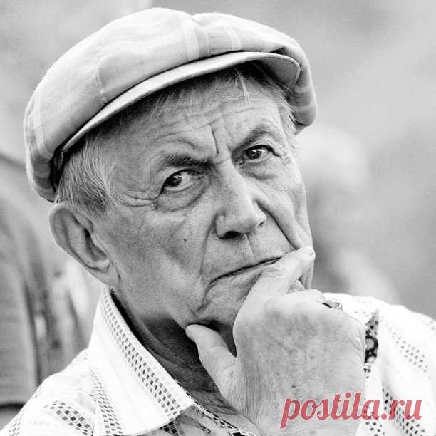 Евгений Александрович Евтушенко — 
Зашумит ли клеверное поле,
заскрипят ли сосны на ветру,
я замру, прислушаюсь и вспомню,
что и я когда–нибудь умру.
Но на крыше возле водостока
встанет мальчик с голубем тугим,
и пойму, что умереть — жестоко
и к себе, и, главное, к другим.
Чувства жизни нет без чувства смерти.
Мы уйдём не как в песок вода,
но живые, те, что мёртвых сменят,
не заменят мёртвых никогда.