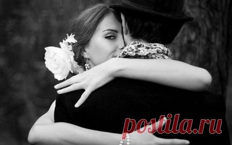 В небе запах осени расплескался звездами
И соборным куполом золочена ночь!
Желтая листва над пустыми гнездами,
Птицы дом оставили, улетели прочь..