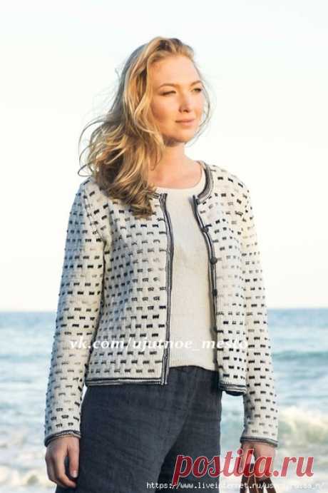Классический жакет Шанель

Размеры XS(S)M(L)XL(XXL)

Материалы
Пряжа Novita Cotton Soft (100% хлопок, 50 г/120 м) 400(450)500(550)600(650) грамм белого цвета и 100(150)150(200)200(200) грамм цветной пряжи, спицы круговые 3 мм и 3.5 мм, 6 пуговиц

Плотность вязания
24 петли и 29 рядов = 10х10 см узором по схеме на спицах 3.5 мм

Спинка
На спицы 3 мм набрать 95(107)113(125)137(149) п. цветной и провязать 5 рядов лиц.п., перейти на спицы 3.5 мм и провязать 4 ряда чулочной вяз...