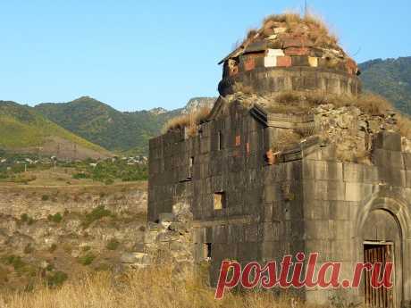 Կայանբերդ
Ակնաբերդի մուտքը հարավից է՝ կամարակապ դարպասով։ Ներսում պահպանվել են բազմաթիվ շենքերի ավերակներ, ջրավազաններ, ջրամատակարարման կավե թրծված խողովակներ։ Ամրոցում կանգուն է Դսեվանքի Սուրբ Աստվածածին եկեղեցին։ Կայան բերդի մասին հարակից գյուղերի բնակիչները պահպանել են բազմաթիվ հետաքրքրաշարժ պատմություններ։