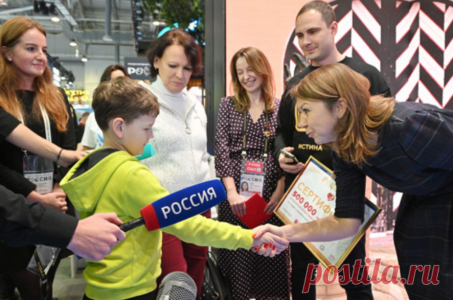 Каникулы в Петербурге. Посетитель выставки “Россия” выиграл спецприз. Пятисоттысячный посетитель международной выставки-форума “Россия” выиграл двухдневную поездку с семьей в Санкт-Петербург. Приз включает экскурсии с входными билетами в музеи и экскурсоводом, а также питание и проживание.