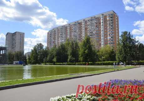 Несмотря на то, что программа объединения школ завершилась в 2014 году, процесс объединения социальных объектов не останавливался, но теперь объединения проводят в форме интеграции - по волеизъявлению жителей города. Так, например, в Южном административном округе за последние несколько лет мы были свидетелями успешного опыта интеграции поликлиник и библиотек с целью повышения доступности инфраструктуры для населения и высвобождения средств для ее развития.