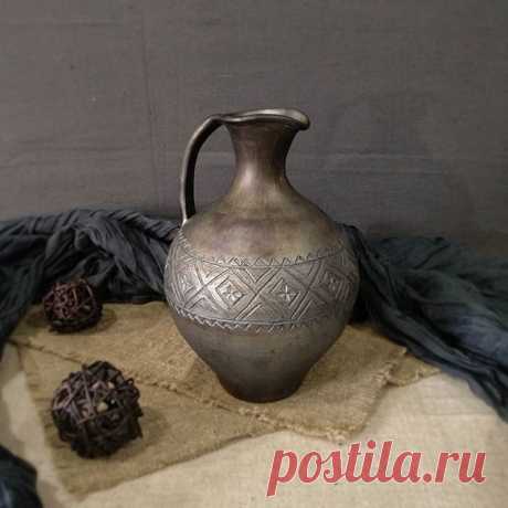 Ещё один 🍇Кувшин для вина🍇 #gonchar_master_вналичии.
Периодически папа делает такой кувшин именно в черном цвете и именно с таким орнаментом - я обожаю его 😍
▶️ Идеально подходит для подачи домашнего вина.
▶️Выполнен в технике чернолощения. Абсолютно экологично🌿.
▶️Изготовлен на гончарном круге из гжельской глины, декор ручной.

Объем 1,5 л.
👛 2900 руб.
.

Под заказ любой объем и дизайн.
⏳Заказывайте заблаговременно!
📆 Срок изготовления от 4 недель.
. 📞/viber +7(961...