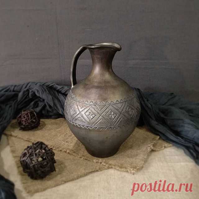 Ещё один 🍇Кувшин для вина🍇 #gonchar_master_вналичии.
Периодически папа делает такой кувшин именно в черном цвете и именно с таким орнаментом - я обожаю его 😍
▶️ Идеально подходит для подачи домашнего вина.
▶️Выполнен в технике чернолощения. Абсолютно экологично🌿.
▶️Изготовлен на гончарном круге из гжельской глины, декор ручной.

Объем 1,5 л.
👛 2900 руб.
.

Под заказ любой объем и дизайн.
⏳Заказывайте заблаговременно!
📆 Срок изготовления от 4 недель.
. 📞/viber +7(961...