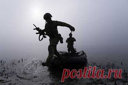 Военный заявил о тяжелом положении бойцов ВСУ на Днепре. Военнослужащие Вооруженных сил Украины (ВСУ) на левом берегу Днепра находятся в крайне тяжелом положении, без снабжения и возможности отступления. Идет постепенное умирание личного состава. Об этом в разговоре с «Лентой.ру» заявил военный эксперт, полковник в отставке Анатолий Матвийчук.