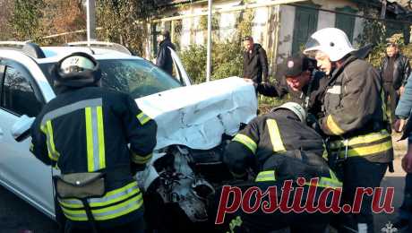 В ЛНР 11 человек пострадали в ДТП с автобусом и иномаркой. В Луганской народной республике (ЛНР) во время ДТП автобус, внутри которого находились 25 пассажиров, перевернулся на дорогу. Об этом сообщает управление МЧС по региону. Инцидент произошел в Станично-Луганском муниципальном округе. ...