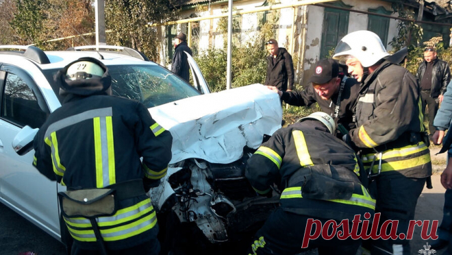 В ЛНР 11 человек пострадали в ДТП с автобусом и иномаркой. В Луганской народной республике (ЛНР) во время ДТП автобус, внутри которого находились 25 пассажиров, перевернулся на дорогу. Об этом сообщает управление МЧС по региону. Инцидент произошел в Станично-Луганском муниципальном округе. ...
