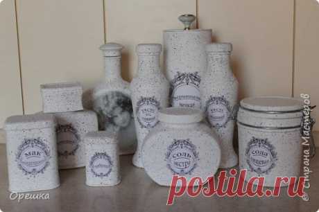 ПРЕОБРАЖЕНИЕ КУХНИ ( от Светланы) Здравствуйте, дорогие друзья! Сегодня я представляю вашему вниманию кухонные баночки для сыпучих и не сыпучих продуктов. Эту ВЕЛИКОЛЕПНУЮ идею я позаимствовала у нашей Светланы (Свет творчества)!!! Как же меня вдохновила созданная ею коллекция! Вот она, её красавица: https://stranamasterov.ru/node/847623?c=favorite Изучив материалы дела, я с удовольствием взялась за работу!!!