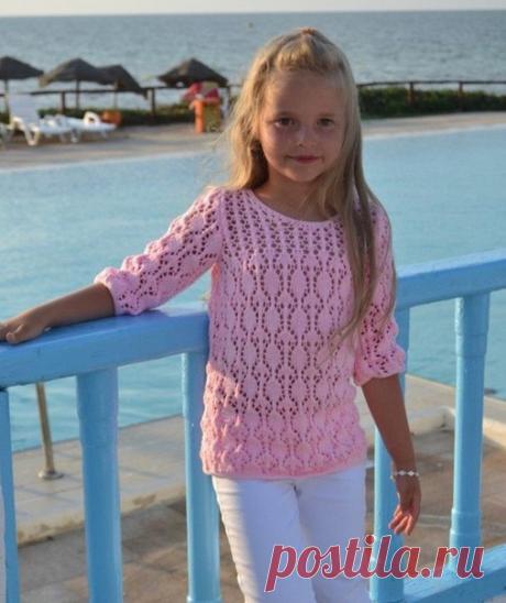 Пуловер спицами 

Описание для белого пуловера 
Размер: обхват груди 29 см, длина изделия 32 см, длина рукава 16 см. 



Материалы: около 150 г пряжи белого цвета. 

Спицы: № 3,5 и № 4. 

Плотность вязания: 22 п. и 31 р. = 10 см х 10 см. 

Узоры: 

Ажурный узор 1: вязать по схеме. 
Ажурный узор 2: вязать по схеме. 

Отделка края: 5 ст. с. н., 1 ст. б/н., пико из 4 возд. п., 5 ст. с. н., далее повторять. 

Описание работы. 

Спинка 

Набрать 
на спицу 84 п. и 21 см вязать а...