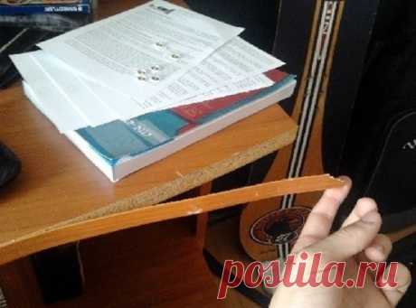 Отклеилась кромка стола? Прояви фантазию
В большинстве случаев, торцы недорогой офисной мебели на фабрике обклеивают обычной бумажной кромкой. Поэтому приходит в негодность она довольно быстро. Уверен, каждый сталкивался с тем, что край ст…