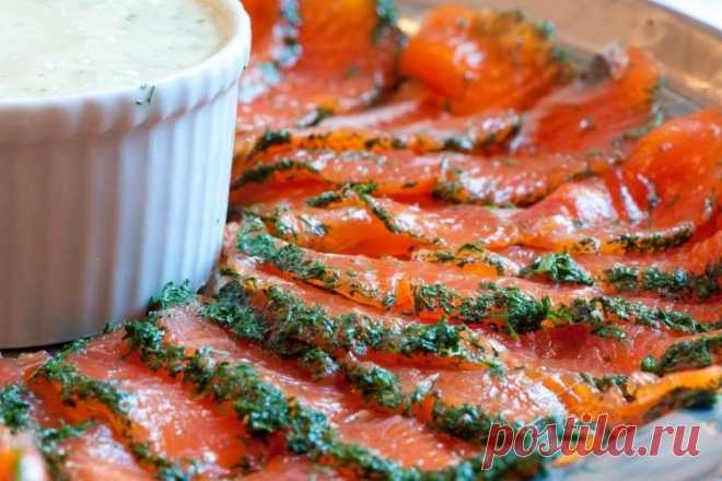 ​Семга «Гравлакс» Делать эту вкуснятину следует заранее, но результат того стоит! Сохрани рецепт — пригодится!Ингредиенты:Филе семги (на коже) — 1 кгМелкая соль — 4 ст. л.Сахар — 4 ст. л.Черный молотый перец — 4 ст. л.Свежий укроп — по вкусуСушеный укроп – по...
