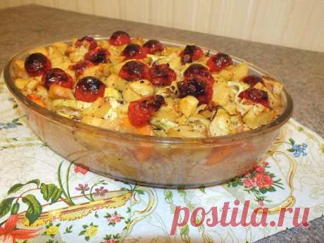 ЗАПЕКАНКА С ПШЕНОМ И ОВОЩАМИ ДЛЯ ДНЕЙ БЕЗ МАСЛА. Фото-рецепт Елены Ушаковой: такой умопомрачительный запах, что кушали даже мои ненавистники овощей.

Очищенные и порезанные овощи: кабачки, перцы, картошка, морковь, лук перемешиваются и делятся на две части. На нижний слой овощей высыпается промытое пшено, сверху опять слой овощей и помидоры. Чтобы пшено хорошо пропарилось нужно обязательно добавить жидкость, здесь жидкость от консервированной фасоли. Можно также использова...