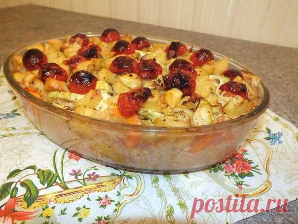 ЗАПЕКАНКА С ПШЕНОМ И ОВОЩАМИ ДЛЯ ДНЕЙ БЕЗ МАСЛА. Фото-рецепт Елены Ушаковой: такой умопомрачительный запах, что кушали даже мои ненавистники овощей.

Очищенные и порезанные овощи: кабачки, перцы, картошка, морковь, лук перемешиваются и делятся на две части. На нижний слой овощей высыпается промытое пшено, сверху опять слой овощей и помидоры. Чтобы пшено хорошо пропарилось нужно обязательно добавить жидкость, здесь жидкость от консервированной фасоли. Можно также использова...