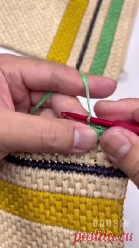 Ручки вяжут и шьют | Вязание и рукоделие Красивый узор крючком для сумки 👜

И для коврика отличный узор и по прочности получится плотный.
И для тапочек модненьких! И для торобочек для ванной...👍

 #вязание • #сумки