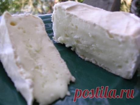 БАНАНОВО-КЕФИРНОЕ МОРОЖЕНОЕ

в 100 г БЖУ 2/0/17 ккал 75
Ингредиенты:
— 300 г обезжиренного кефира
— 40 г меда
— 2 спелых и мягких банана

Приготовление:
1. Очищаем банан от кожуры, выкладываем его в кастрюлю. Нужно раздавить банан аккуратно вилкой, чтобы его было легко измельчить миксером или блендером.
2. В блендере смешиваем раздавленный банан, мед и выливаем кефир туда. Десерт не требует добавления сахара и является очень полезным продуктом, особенно на завтрак.
3. Чтоб...