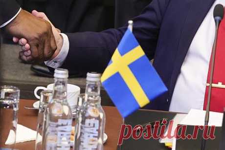 В Турции оценили шансы одобрения вступления Швеции в НАТО в ближайшее время. Турция едва ли одобрит заявку Швеции на вступление в НАТО до конца текущего года. Об этом сообщили Bloomberg осведомленные источники, подчеркнув, что повестка дня турецкого парламента заполнена до конца 2022 года, а Стокгольм пока недостаточно сделал для удовлетворения выдвинутых Анкарой требований.