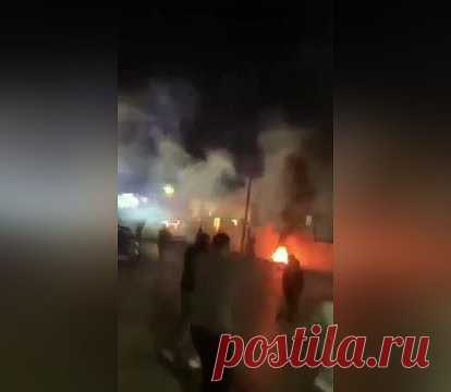 Появилось видео беспорядков возле посольства Израиля в Иордании. Беспорядки начались возле посольства Израиля в столице Иордании Амман вечером 17 октября, в сети появилось видео происходящего. Уточняется, что неизвестные совершили попытку поджога здания посольства. На кадрах видны языки пламени и дым, вокруг находится много людей, слышны выстрелы.