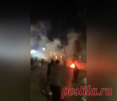 Появилось видео беспорядков возле посольства Израиля в Иордании. Беспорядки начались возле посольства Израиля в столице Иордании Амман вечером 17 октября, в сети появилось видео происходящего. Уточняется, что неизвестные совершили попытку поджога здания посольства. На кадрах видны языки пламени и дым, вокруг находится много людей, слышны выстрелы.